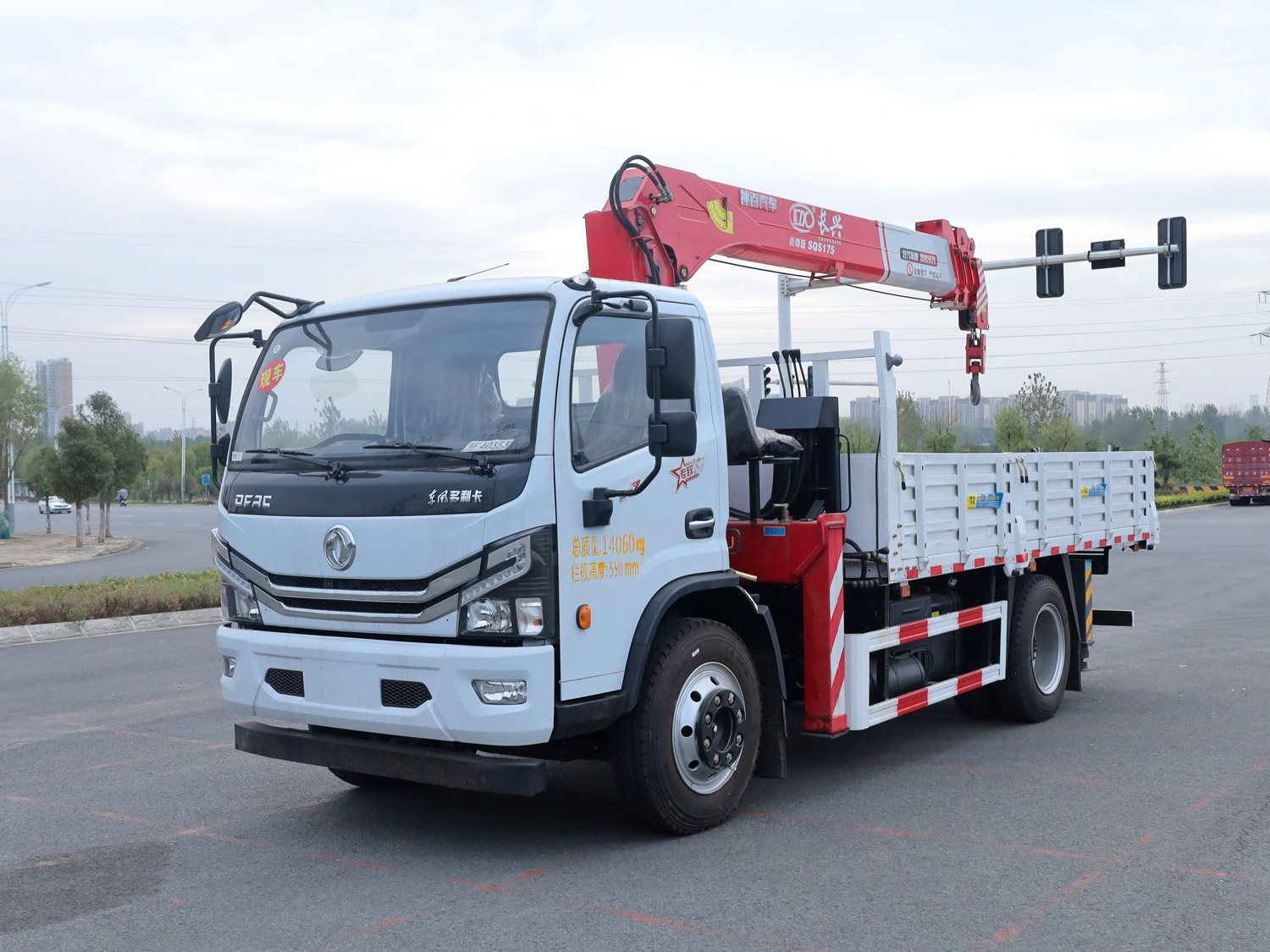 東風(fēng)多利卡D7單排上裝長(zhǎng)興7噸直臂式吊機(jī)