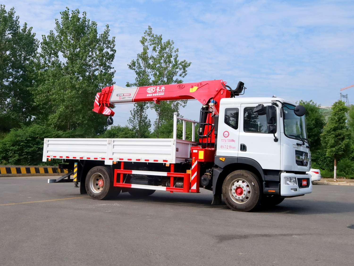 東風多利卡D9排半駕駛室單橋上裝長興8噸直臂式吊機