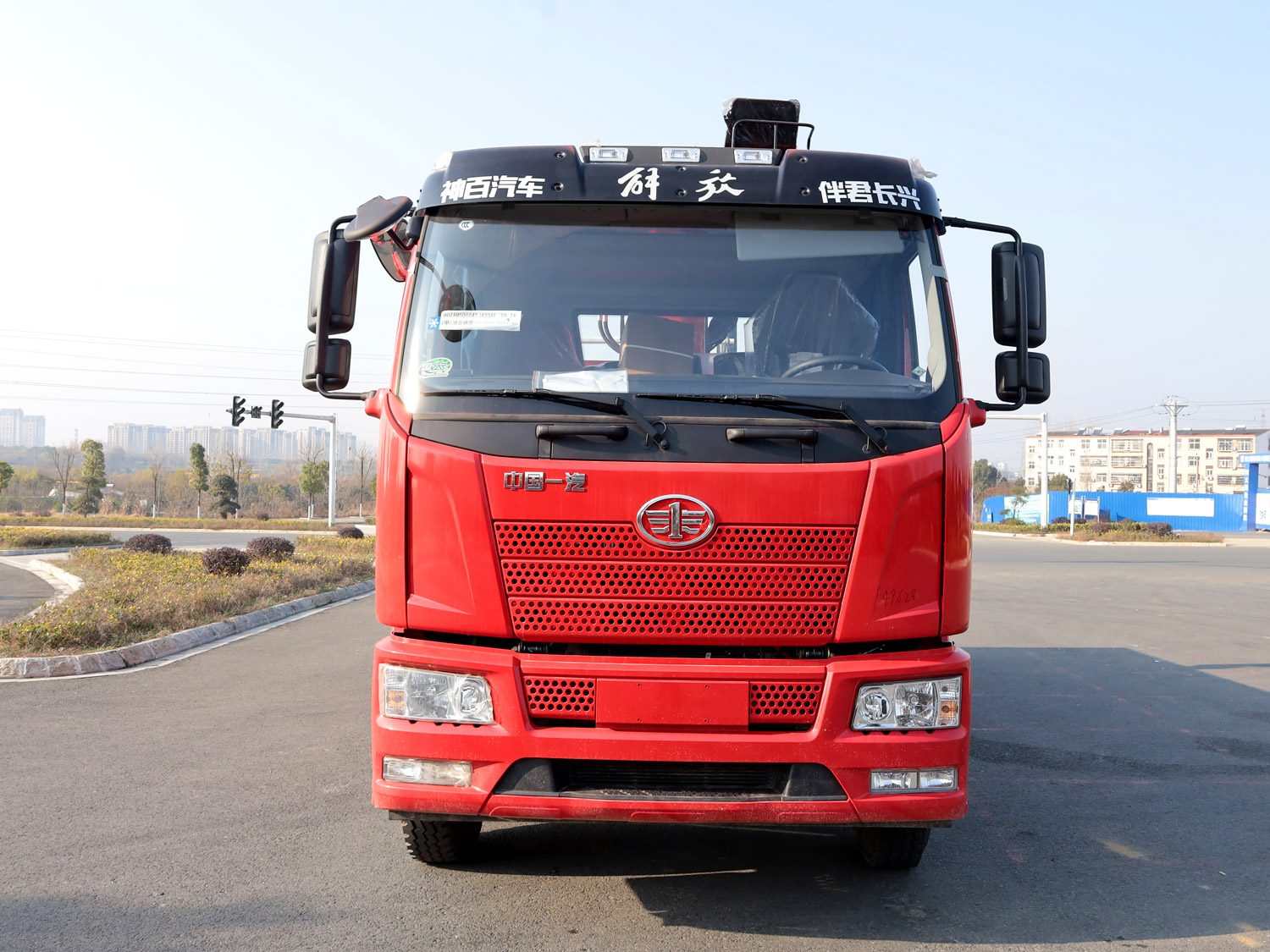 解放J6L單排上裝發財8噸直臂式吊機