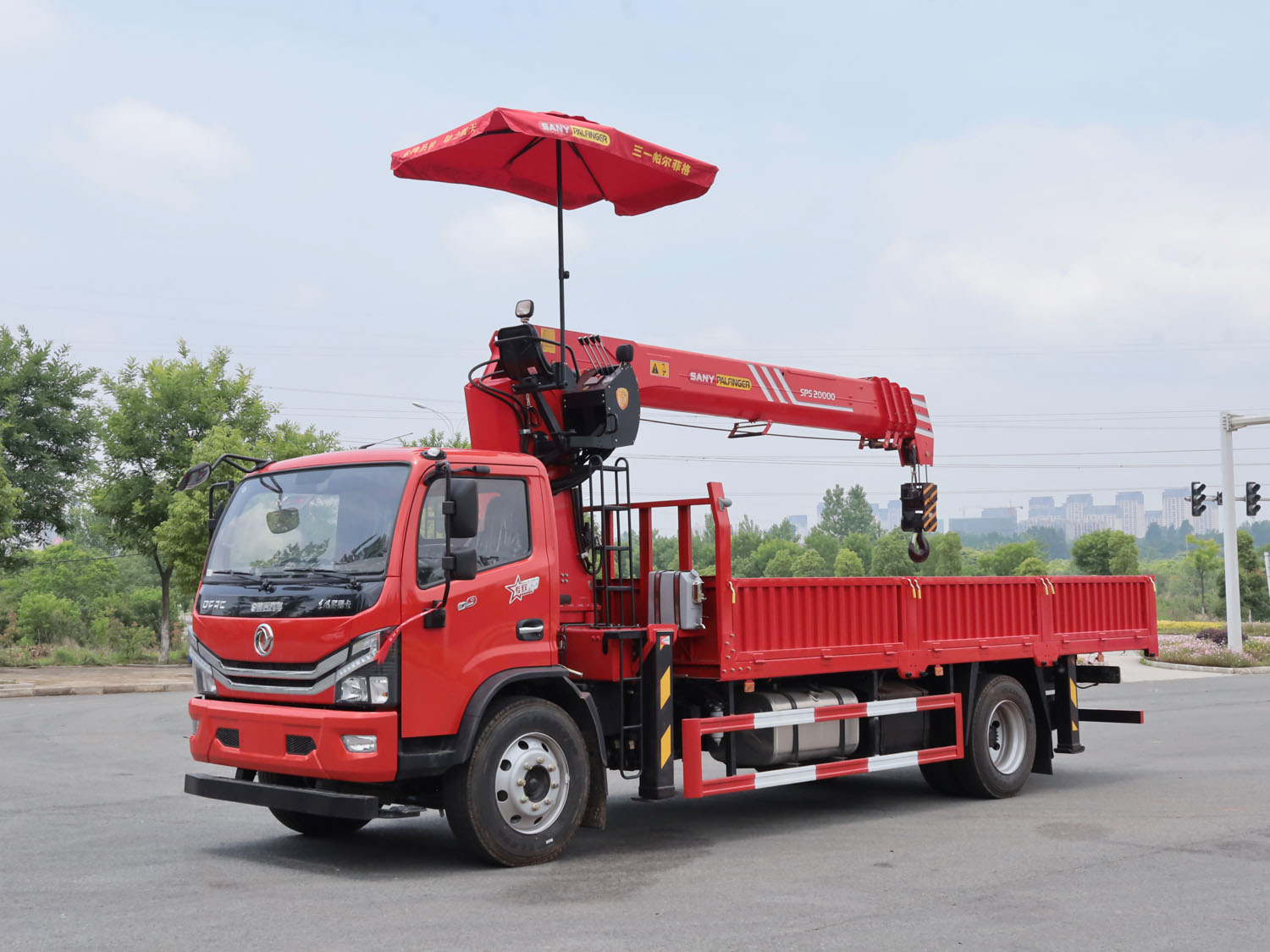 東風多利卡D8單排上裝三一8噸直臂式吊機