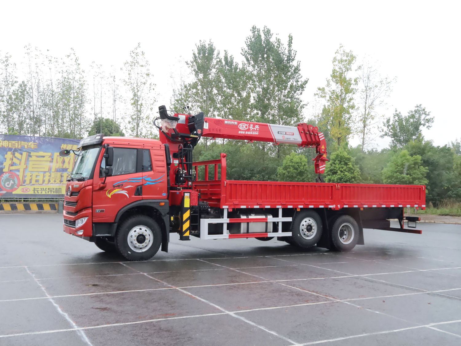 解放龍V2.0前提升橋上裝長(zhǎng)興質(zhì)尊8噸直臂吊機(jī)