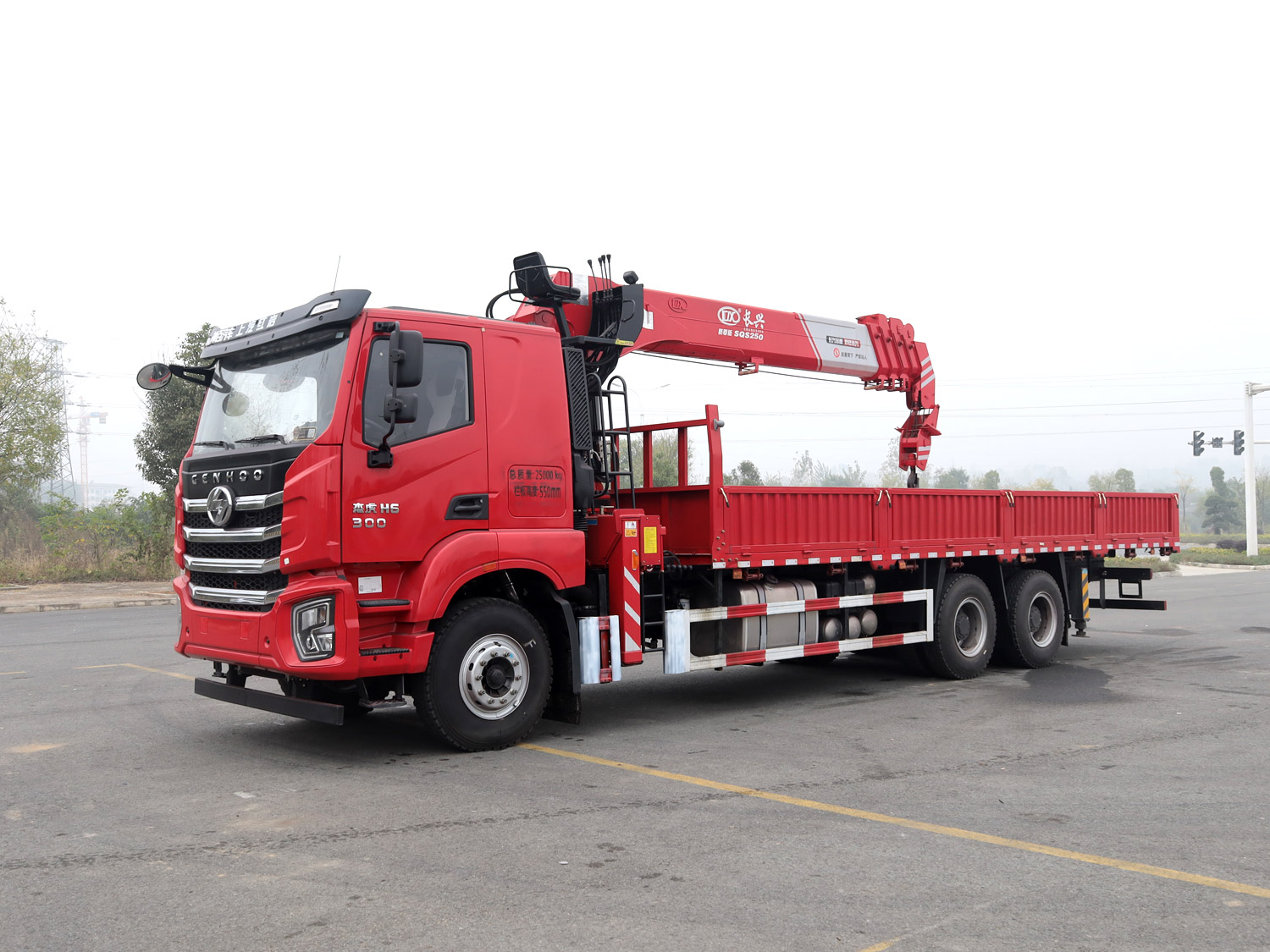 上汽紅巖杰虎H6后雙橋上裝長興10噸直臂式吊機(jī)