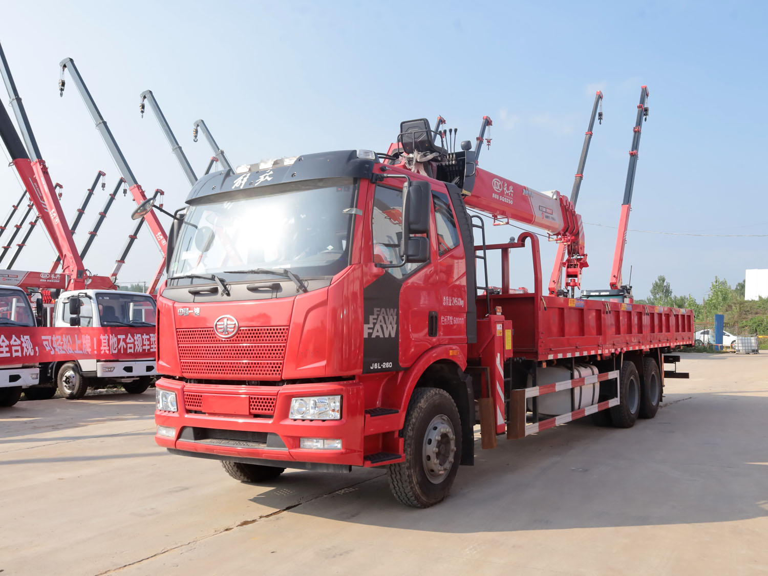 解放J6L后雙橋上裝長興質(zhì)尊版10噸直臂式吊機(jī)