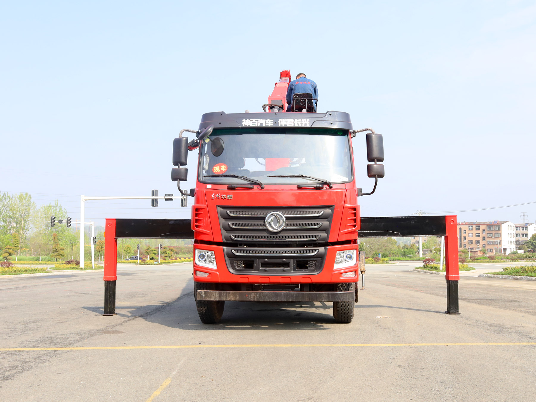 東風(fēng)華神F5駕駛室后雙橋上裝長興12噸直臂式吊機(jī)