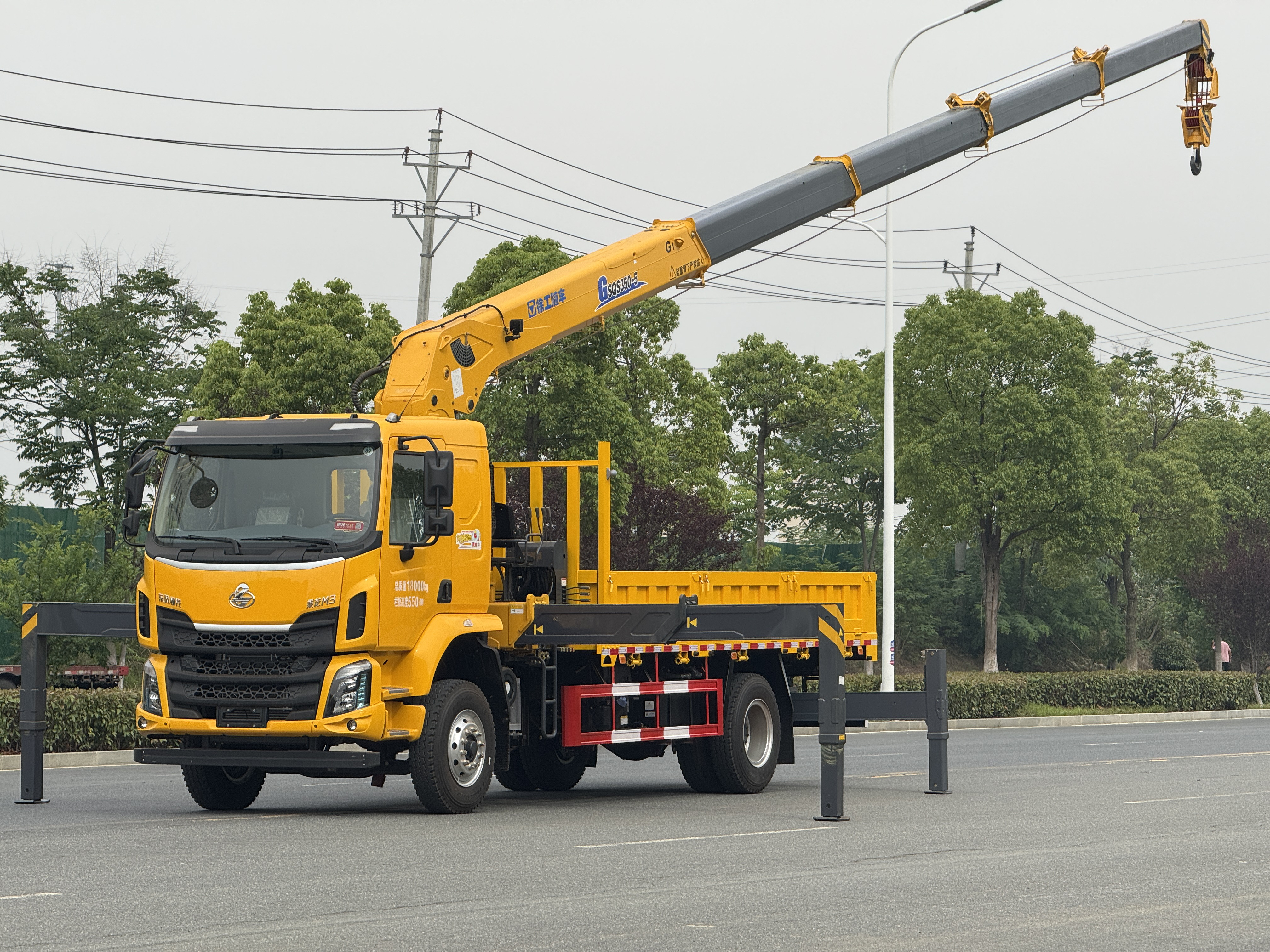 乘龍M3上裝徐工14噸吊機